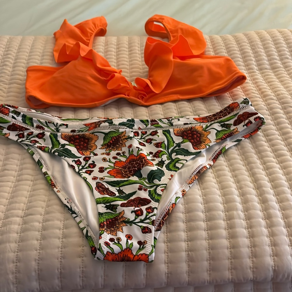 CUPSHE Orange ruffle top and multi color bottomed size L